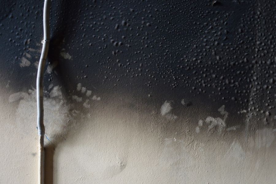 Smoke odor and soot damage on walls and ceiling following a residential fire